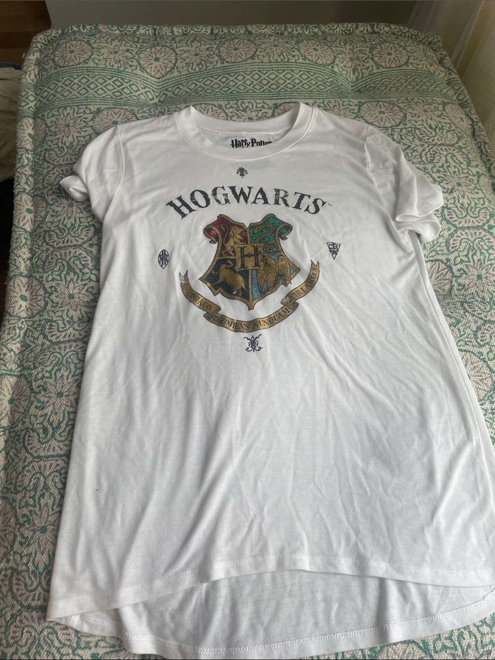 Warner Bros. White Hogwarts Crest Short Sleeve Tee